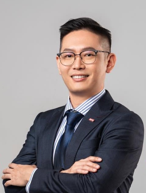 朱正清穿深藍西裝、戴眼鏡微笑的專業形象照